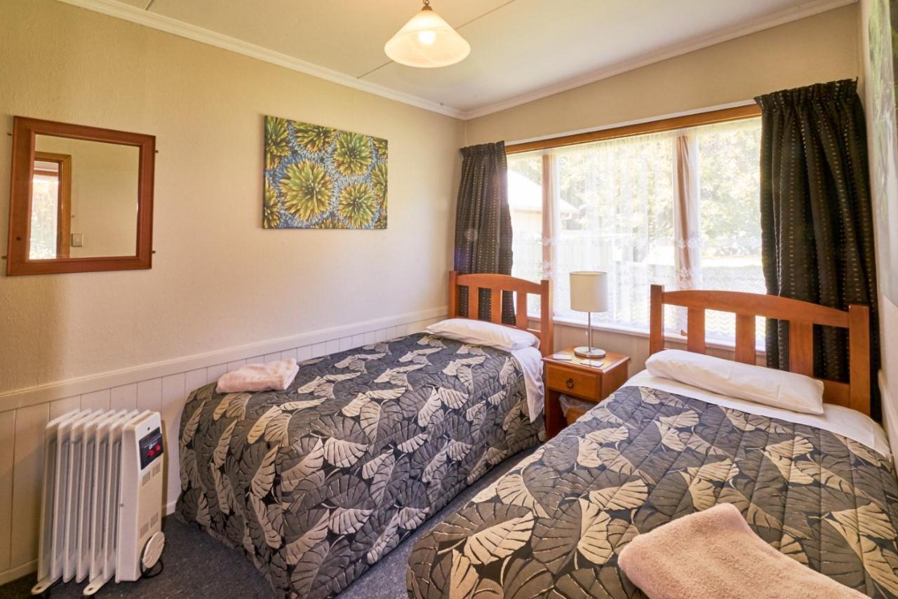 Accommodation Fiordland The Bach - One Bedroom Cottage At 226B Milford Road Te Anau Exterior photo