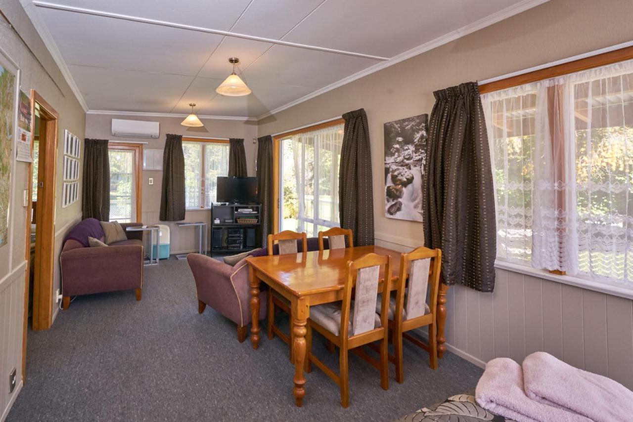 Accommodation Fiordland The Bach - One Bedroom Cottage At 226B Milford Road Te Anau Exterior photo