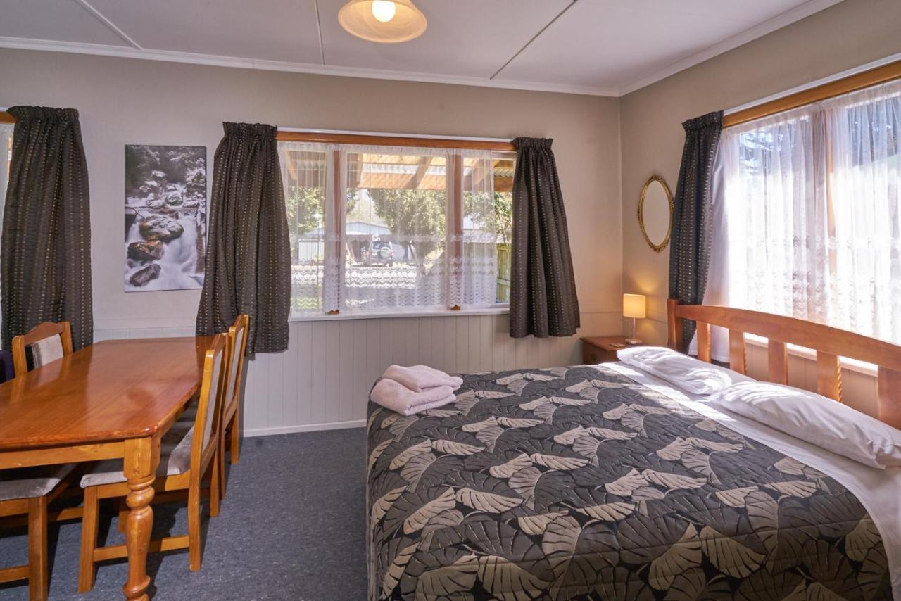 Accommodation Fiordland The Bach - One Bedroom Cottage At 226B Milford Road Te Anau Exterior photo